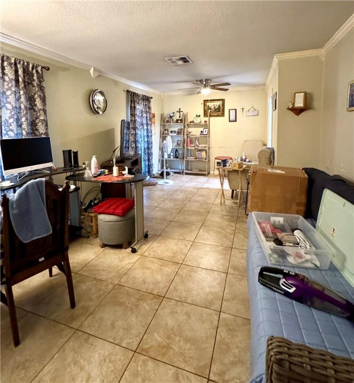 Image 4: LIVING AREA