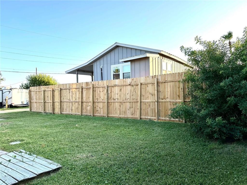 Image 3: MASSIVE backyard with sliding gate! Room for your