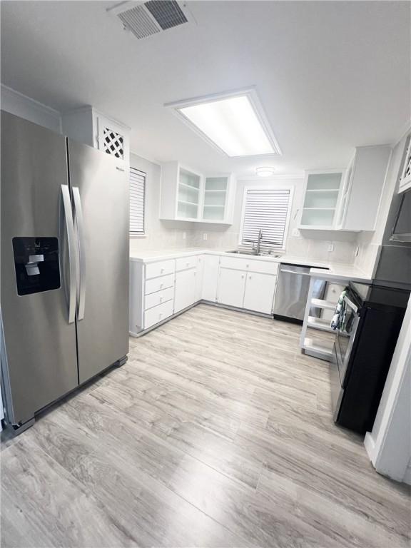 Image 4: Updated kitchen with stainless appliances!