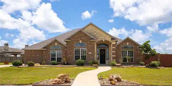 8402 Lago Vista Drive