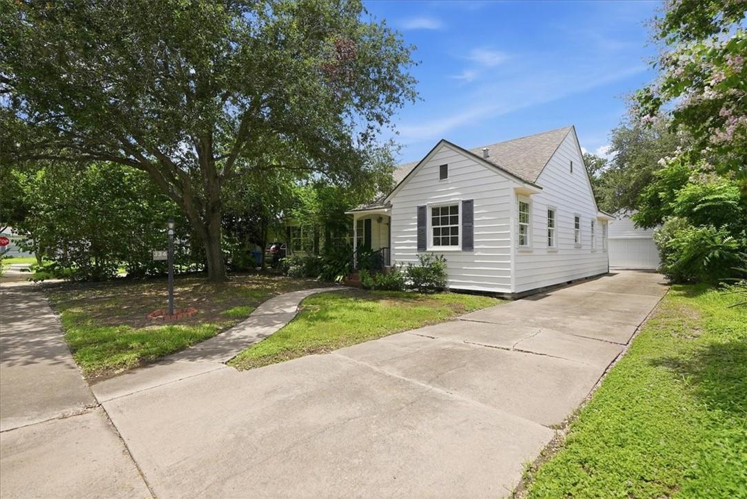 Image 4: Long Driveway with Larger Opening at Garage
