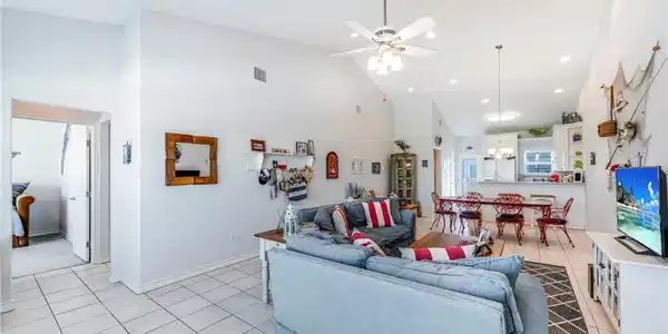 Image 4: Spacious with vaulted ceilings