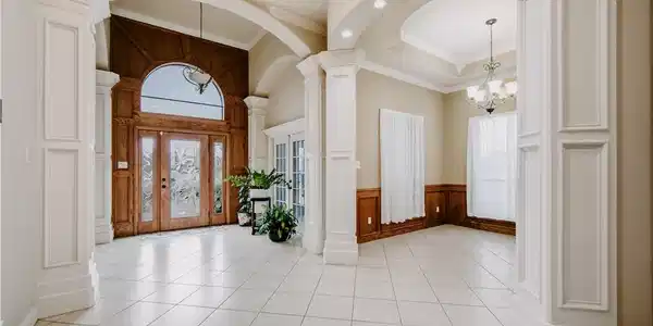 Image 3: Foyer