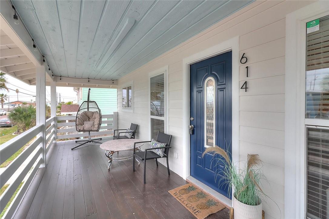 Image 4: Front porch and main entrance
