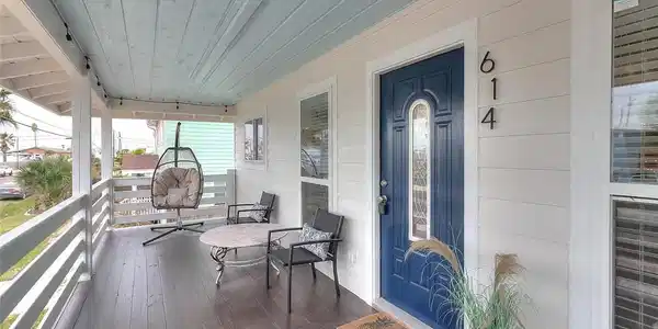 Image 4: Front porch and main entrance