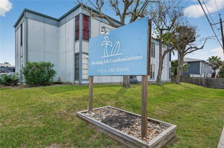 2025 S 11th St, Mustang Isle