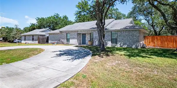Image 3: Located just outside Rockport city limits, this 1,
