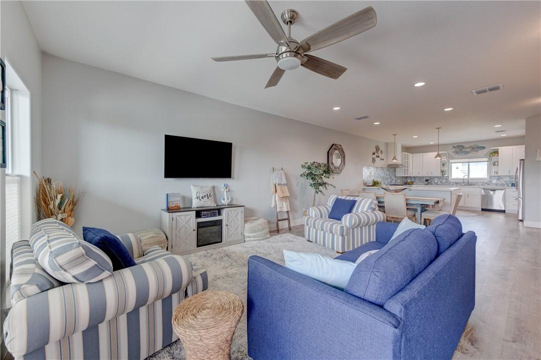 Image 3: Living area