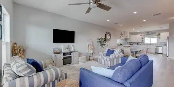 Image 3: Living area