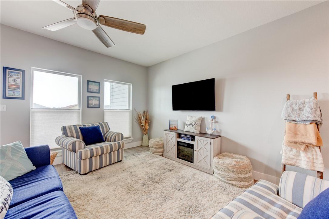 Image 4: Living area