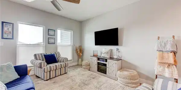 Image 4: Living area
