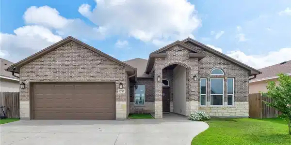 Image 2: Beautiful curb appeal!