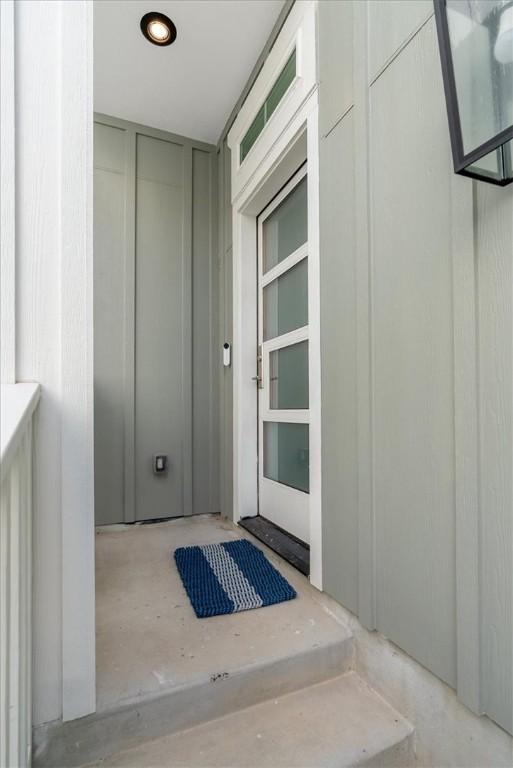 Image 4: Front side entry