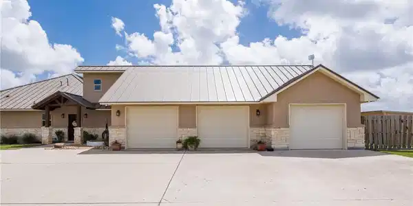 Image 3: Side wrap oversized garage