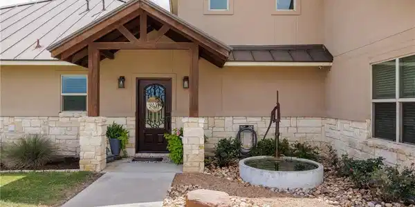 Image 4: Side entrance