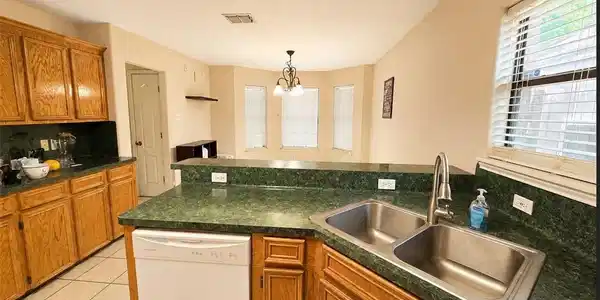 Image 4: Large kitchen