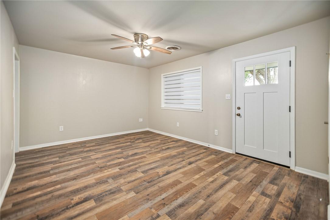 Image 3: Living Room