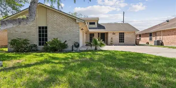 6829 Iroquois Drive