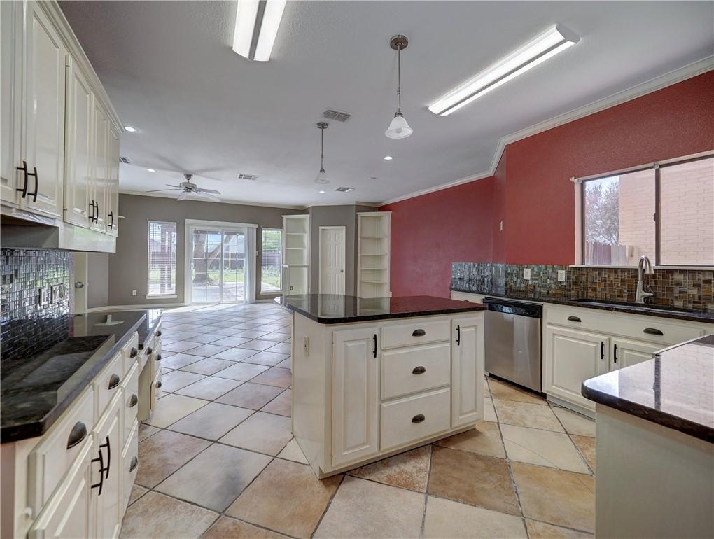 Image 4: Extra Spacious Gourmet Kitchen with granite