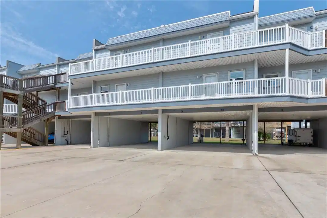 Image 1: Front with two covered parkingspots