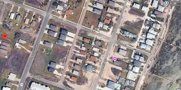 Image 4: Three blocks from the water.