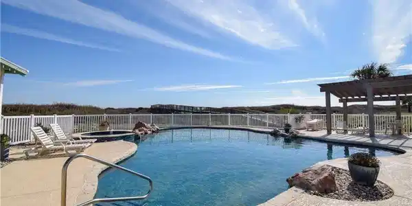 Image 4: Pool