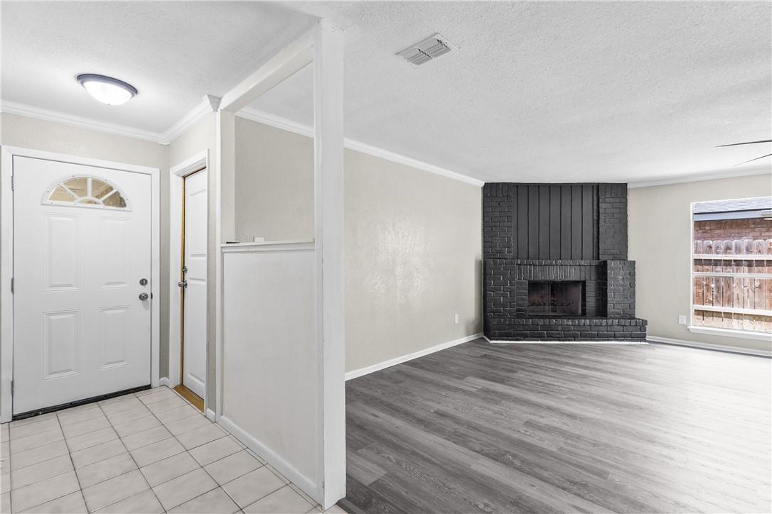 Image 4: Entryway, Living Room