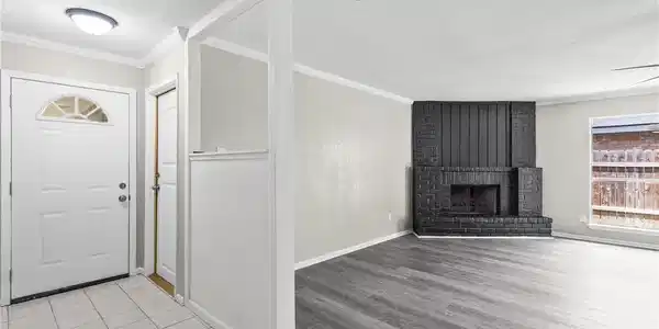 Image 4: Entryway, Living Room