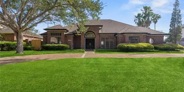 5913 Woodmere Drive