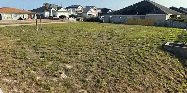 Image 3: large corner lot
