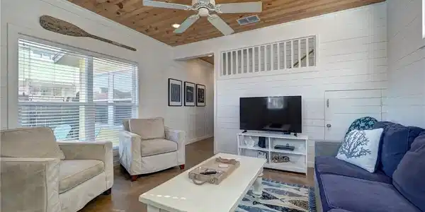 Image 3: Living Room