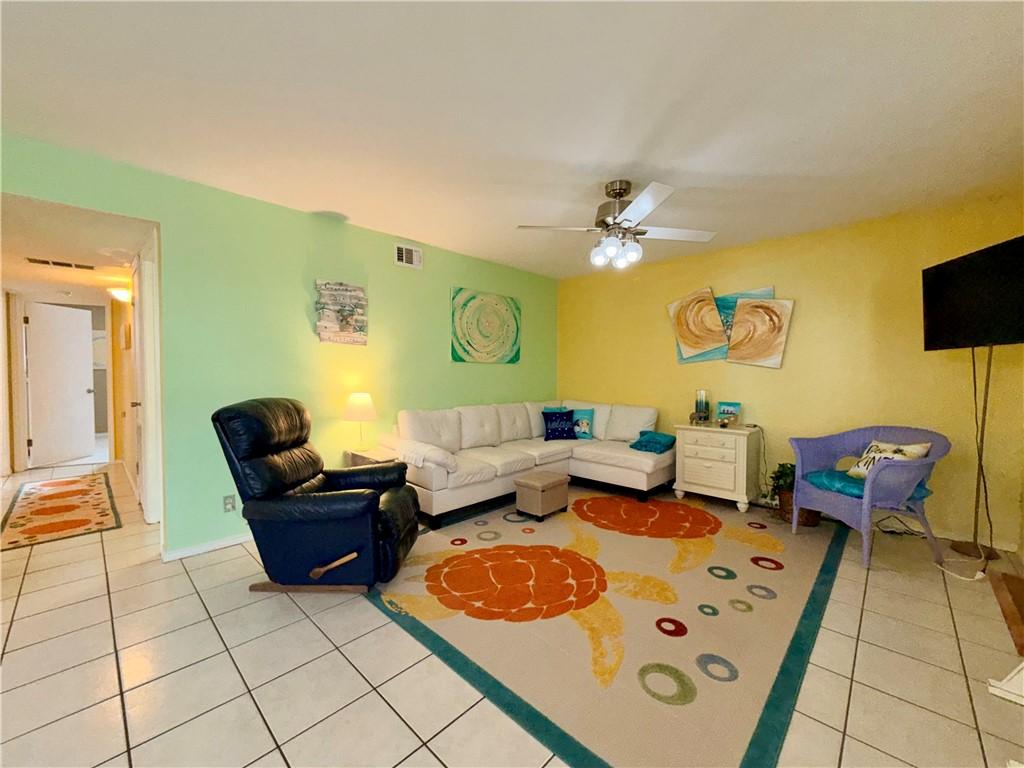 Image 3: Living Room