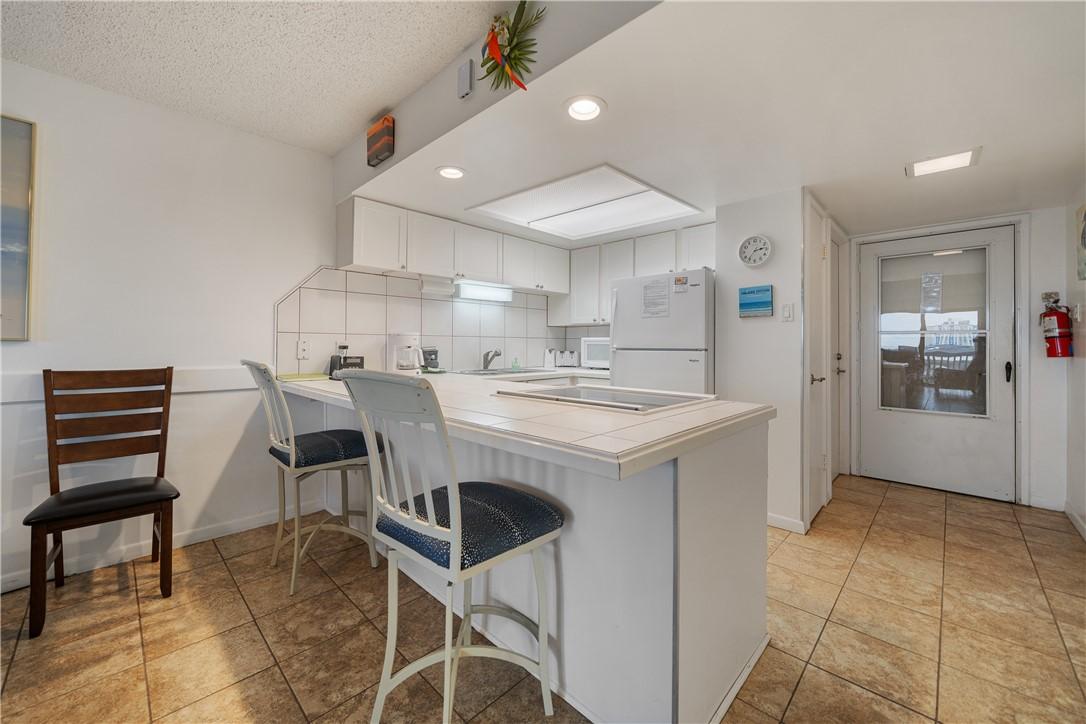 Image 2: Kitchen and Breakfast Bar