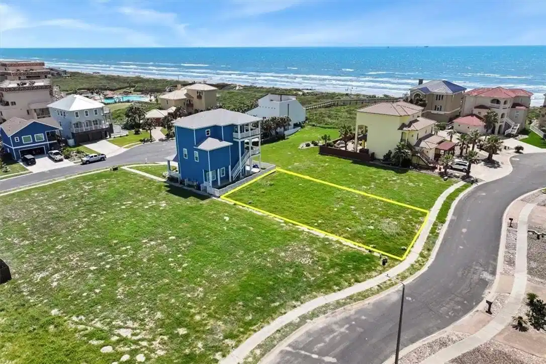 Image 1: Nice beach house lot just 4 back from beach front