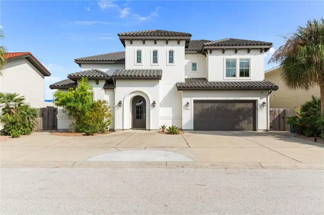 Image 1: Driveway Parking For 4 vehicles plus 2 car garage!