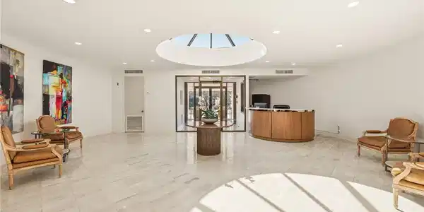 Image 2: Entry and security desk