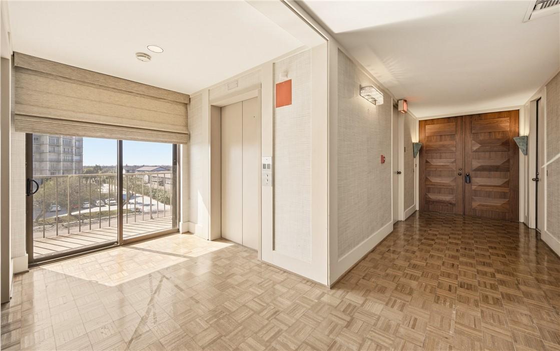 Image 3: Fourth floor off the elevator