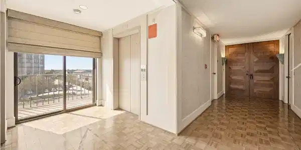 Image 3: Fourth floor off the elevator