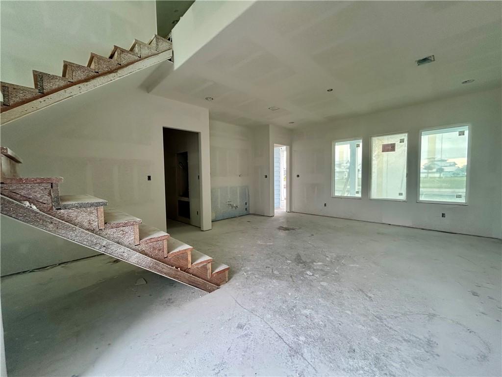 Image 4: Downstairs Entry