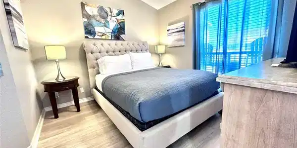 Image 3: Queen Bed