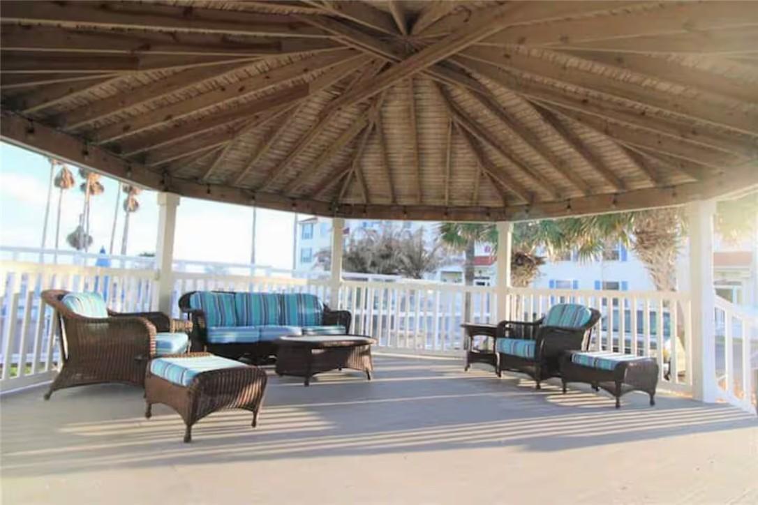 Image 4: Beach Club Gazebo