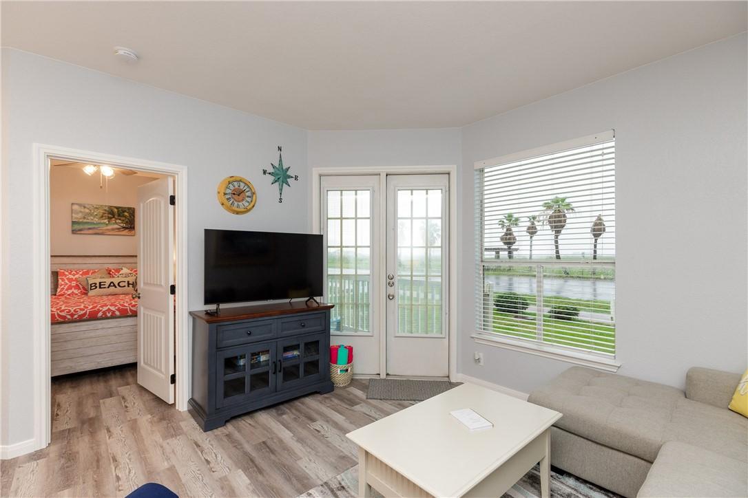 Image 4: Living Room
