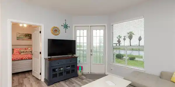 Image 4: Living Room