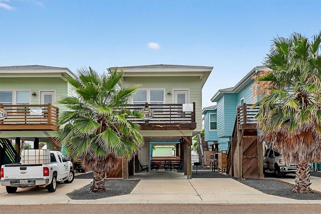 Image 2: Enjoy plenty of parking for both you and your gues