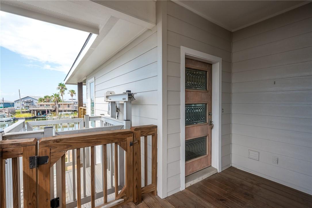 Image 4: ENTRANCE WITH A LIFT ALSO FOR CONVENIENCE