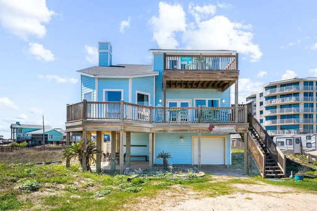 Image 1: Located right On The Beach. Located between Mile M