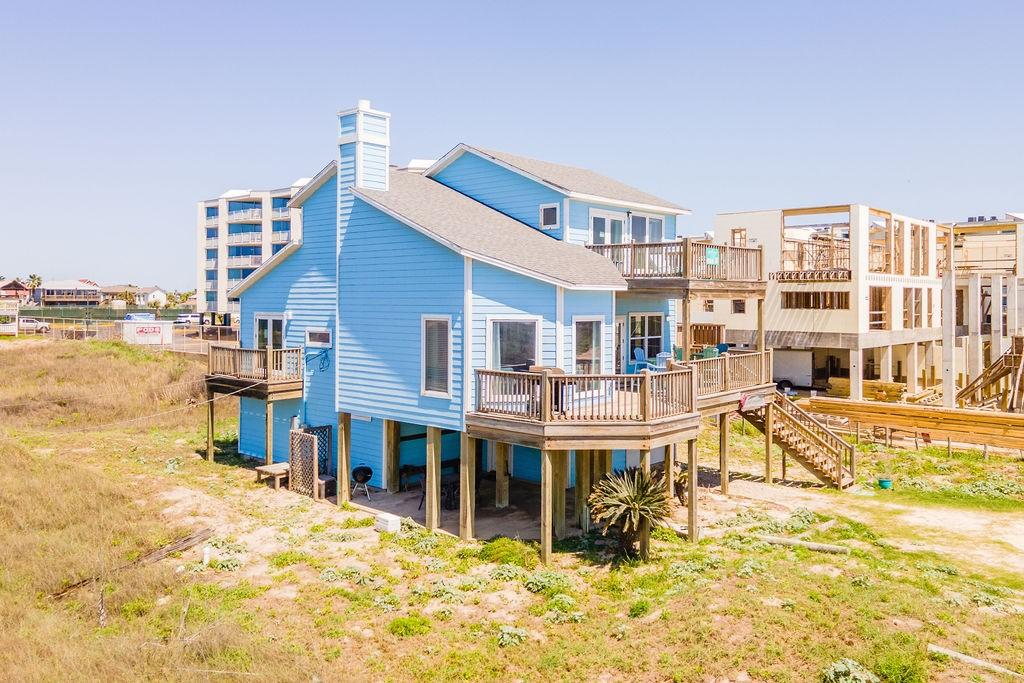Image 4: Three decks that all have amazing views with direc