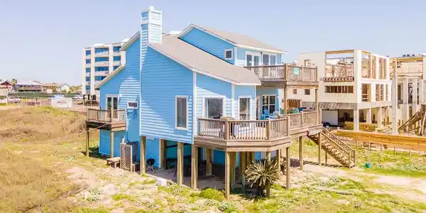 Image 4: Three decks that all have amazing views with direc