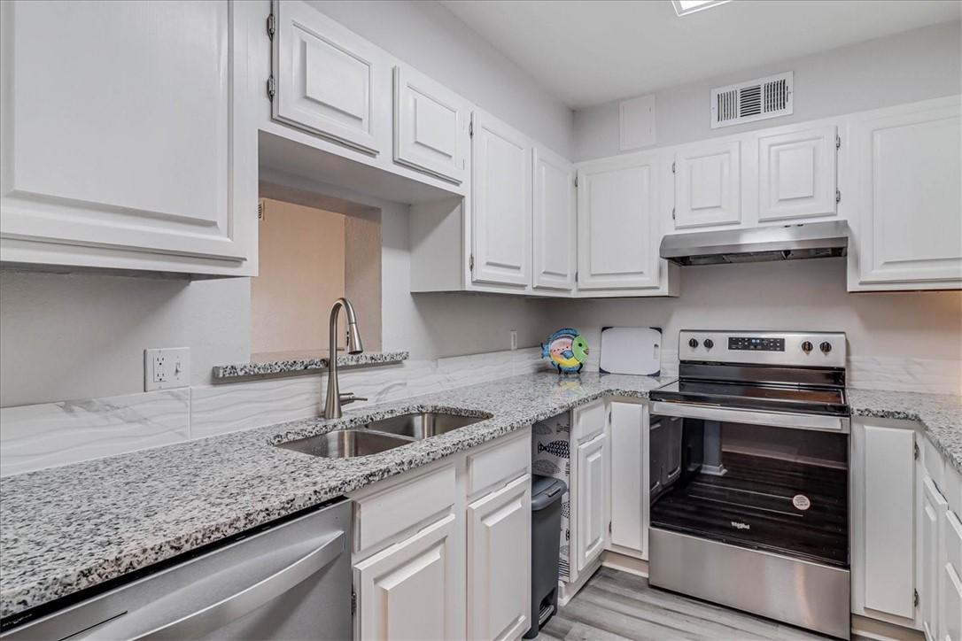 Image 3: Granite counters and SS appliances.