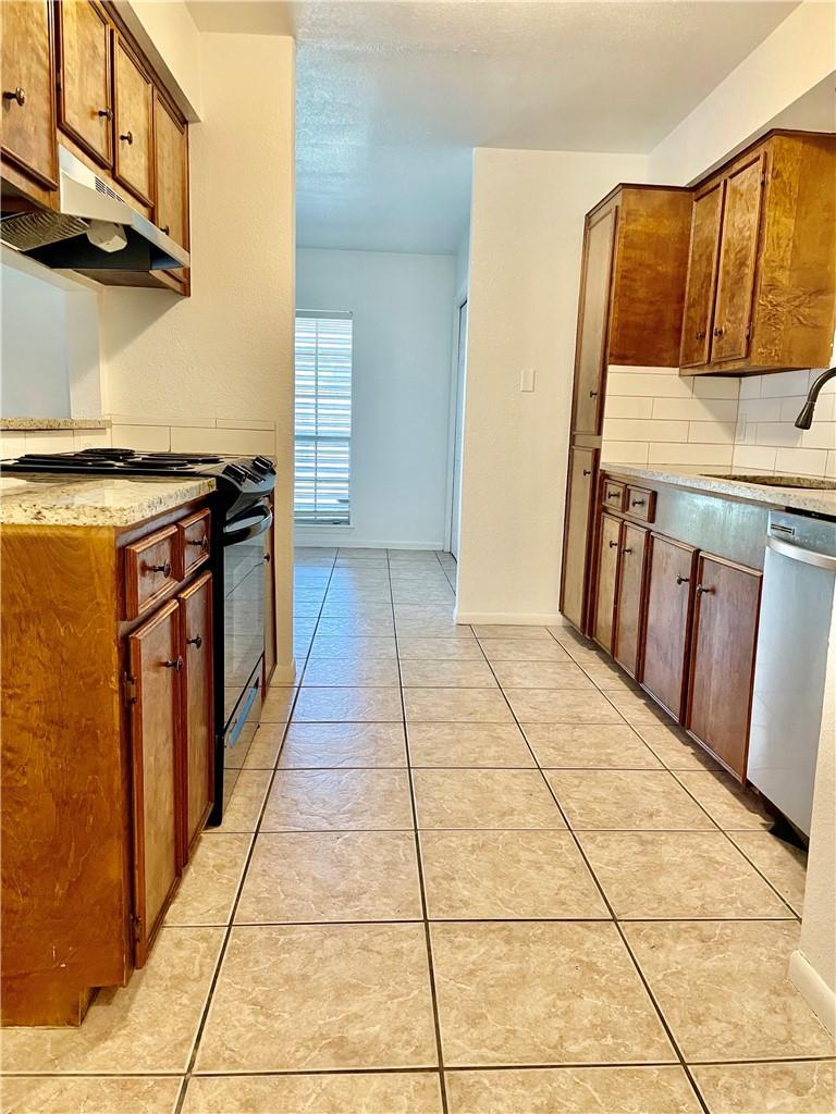 Image 3: KITCHEN